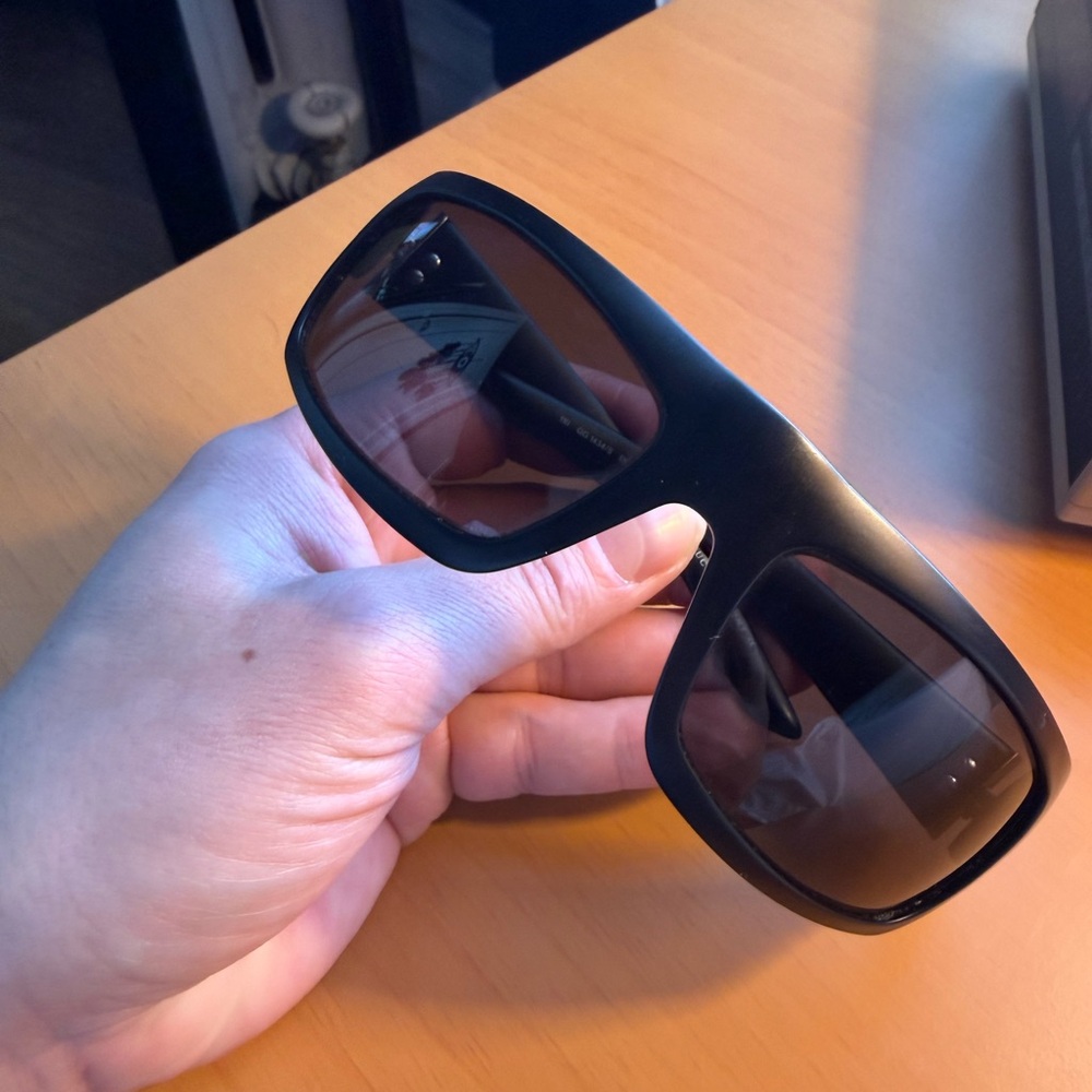 Vintage Y2K Authentic Gucci Matte Black Wrap Sunglasses from the 90’s - Picture 2 of 8